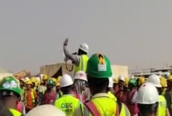 احتجاجات عمالية تهز مشروع الطاقة الشمسية بأسوان بعد وفاة شاب بالإجهاد الحراري