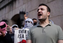 الناشط الفلسطيني محمود خليل يلجأ للمحكمة العليا الأمريكية لتجنب إعادة إعتقاله وترحيله
