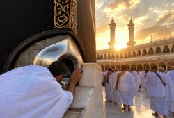 تقبيل الحجر الأسود عبودية لله لا تقديس للحجر