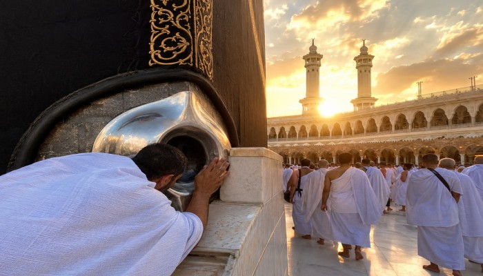 تقبيل الحجر الأسود عبودية لله لا تقديس للحجر