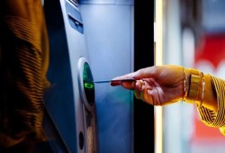 الرسوم  الجديدة في البنوك المصرية تنقل فاتورة التضخم من الحكومة إلى حسابات العملاء