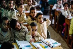 المناهج الجديدة معقدة وفوق قدرات الطلاب.. كيف حولت الحكومة المصرية المدارس إلى سباق للحفظ والدروس الخصوصية؟