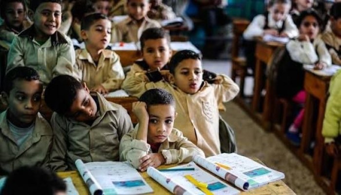 المناهج الجديدة معقدة وفوق قدرات الطلاب.. كيف حولت الحكومة المصرية المدارس إلى سباق للحفظ والدروس الخصوصية؟