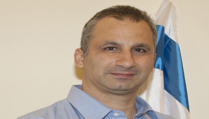 إيدي كوهين يسخر من طلب حكومة السيسي حظره على إكس.. هذا ما قاله