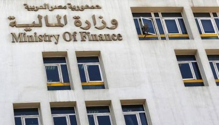 لماذا تطارد الحكومة جيوب المصريين وتترك 698.5 مليار جنيه ديونًا لها داخل مؤسساتها؟