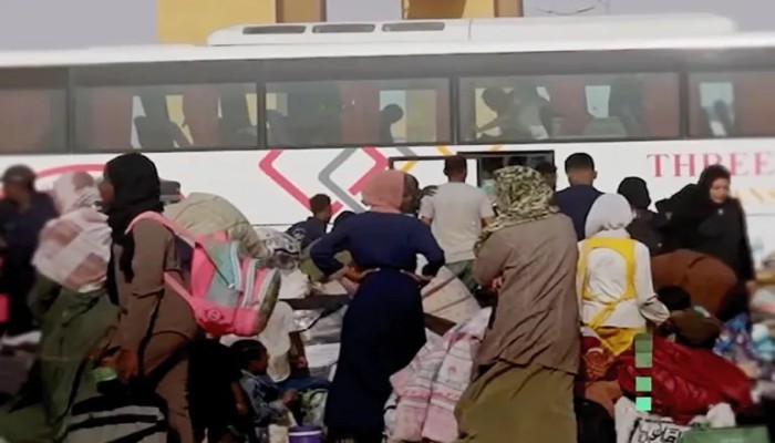 بالفيديو: آلاف السودانيين العائدين من مصر يواجهون فوضى النقل وارتفاع التكاليف