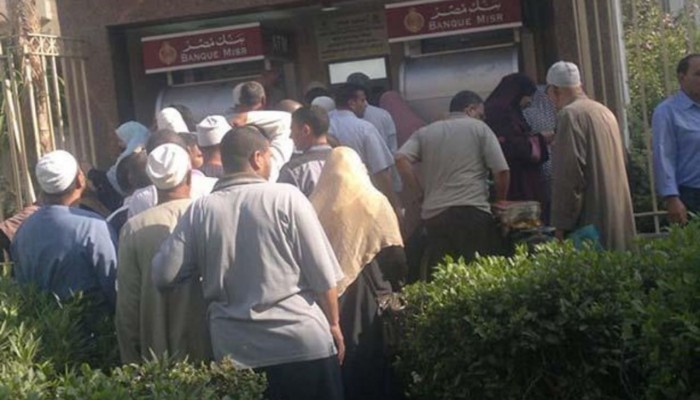 أزمة ماكينات الصراف الآلي قبل العيد.. الحكومة تترك المواطنين في طوابير الكاش