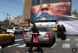 الجارديان || محادثات السلام بين واشنطن وطهران: من يملك اليد العليا في أزمة إيران وأمريكا؟