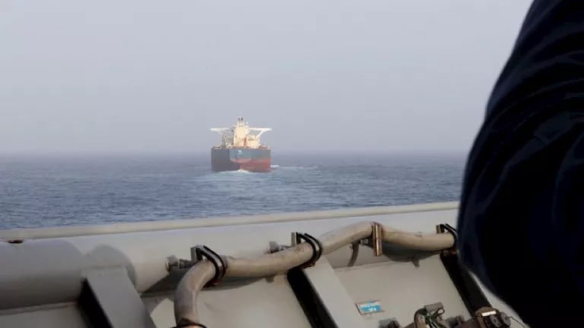 طهران تؤكد استمرار الحصار البحري على  هرمز.. سفن إيرانية تتلقى تحذيرات أمريكية عند محاولتها  عبور خط الحصار