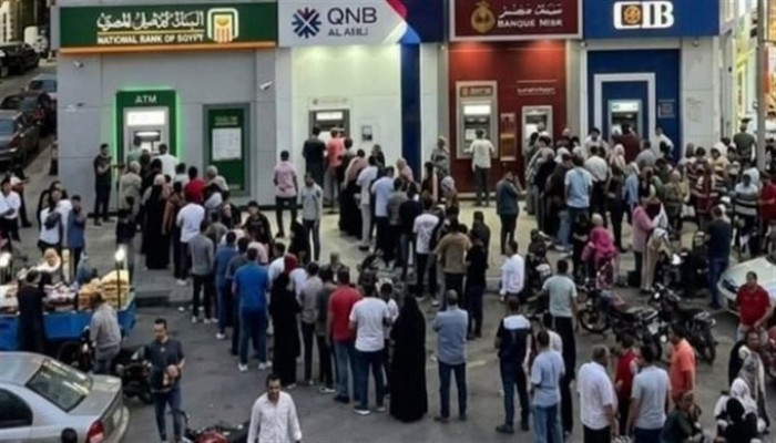 شاهد|| أزمة ماكينات الصراف في مصر تفتح باب الشكوك حول سيولة البنوك والرقابة على المعاملات