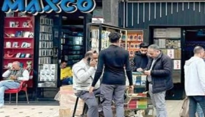 غلاء الهواتف يدفع المصريين إلى الصيانة والمستعمل ويكشف فشل الحكومة في حماية سوق منتعش