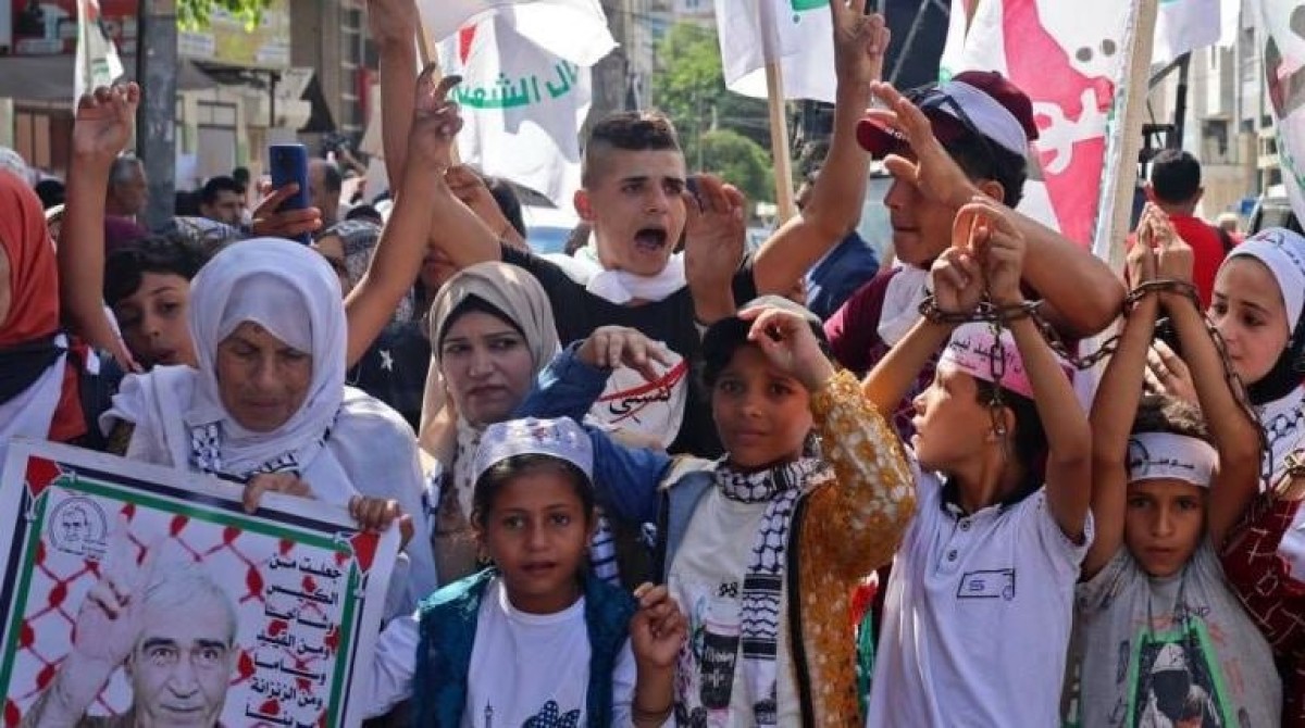 وقفات احتجاجية في غزة أمام الصليب الأحمر تفضح تصعيد الاحتلال ضد الأسرى الفلسطينيين