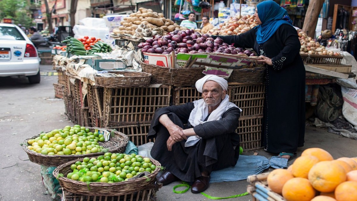 الغلاء يلتهم دخل المصريين.. ارتفاع الأسعار يدفع الأسر إلى حافة هاوية الفقر
