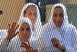 بلا أدنى اهتمام أو رعاية.. المرض ينهش سناء مرسي خلف القضبان