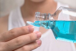 احذر.. 5 أخطاء في استخدام غسول الفم تضر بأسنانك