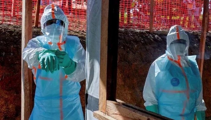 هجمات على فرق دفن ضحايا إيبولا في الكونغو تهدد بتفجير بؤر عدوى جديدة