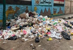 الطلاب والأهالي يستغيثون بلا استجابة.. تلال القمامة تحاصر كلية التجارة بطنطا وسط انتشار الروائح والحشرات