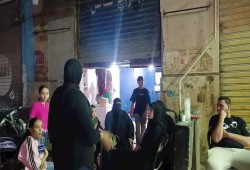 شاهد|| 72 أسرة في الشارع بعد إخلاء عقاري كفر طهرمس المائلين وطلاب الثانوية يذاكرون على الأرصفة