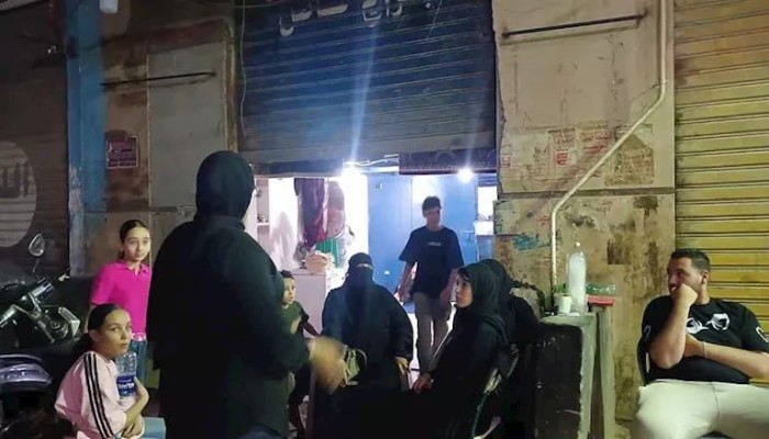 شاهد|| 72 أسرة في الشارع بعد إخلاء عقاري كفر طهرمس المائلين وطلاب الثانوية يذاكرون على الأرصفة