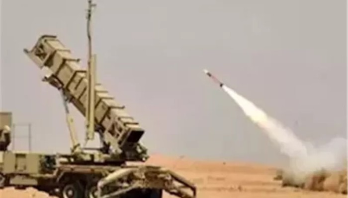 الدفاع البحريني يعترض 3 صواريخ ومسيرات إيرانية.. والمنامة تحذر من مخلفات الهجوم