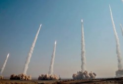 إيران و"الحوثيون" يفتحون جبهة نارية جديدة ضد إسرائيل بـ31 صاروخاً رداً على غارة بيروت
