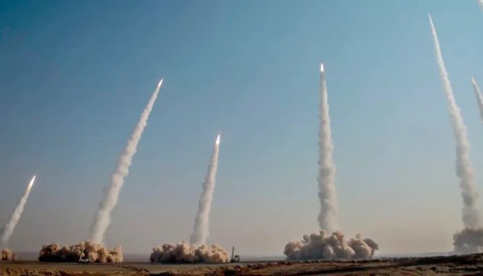 إيران و"الحوثيون" يفتحون جبهة نارية جديدة ضد إسرائيل بـ31 صاروخاً رداً على غارة بيروت