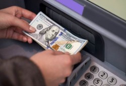 حرب إيران تقذف بالدولار فوق 52 جنيهًا.. والعملة المصرية تدفع فاتورة الأموال الساخنة