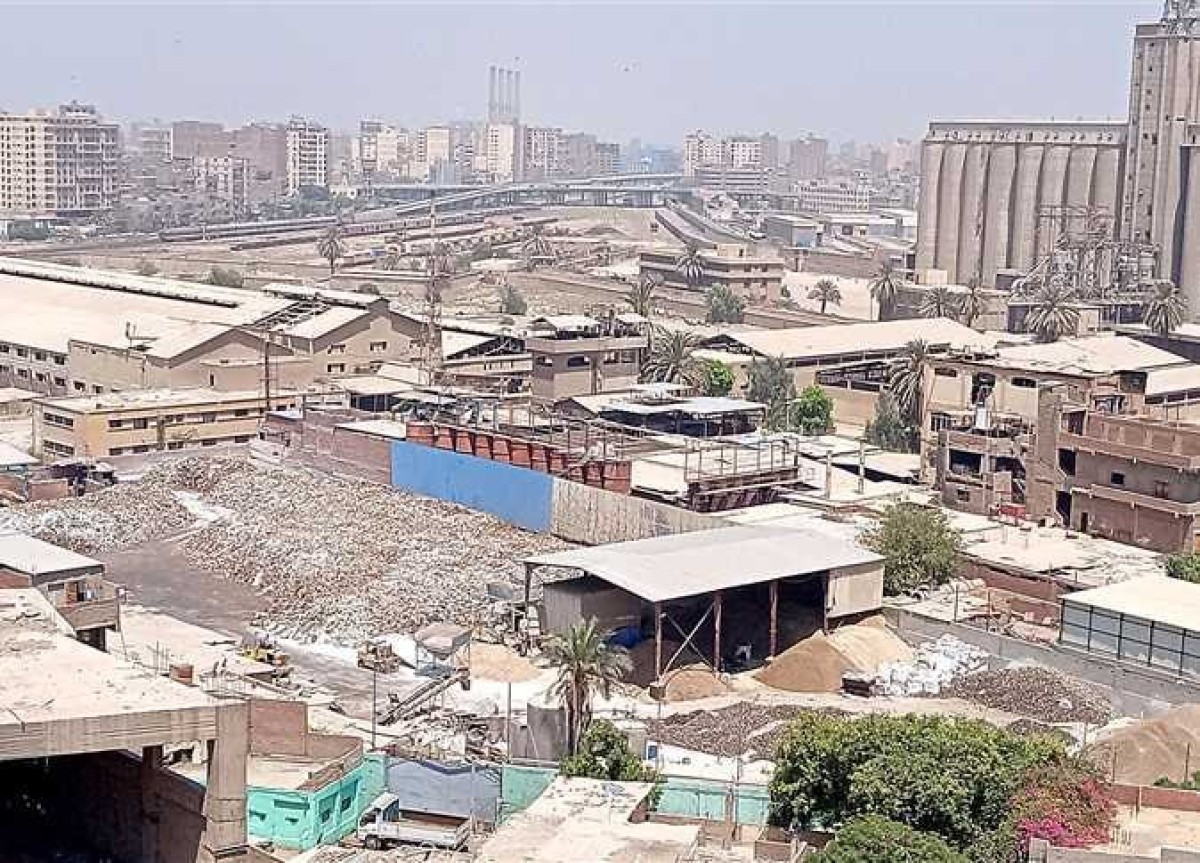 العظام والروائح والحصانة الإدارية.. مصنع طحن عظام المواشي بشبرا الخيمة يواصل العمل وسط شكاوى السكان ومطالبات بنقله من قلب الكتلة السكنية
