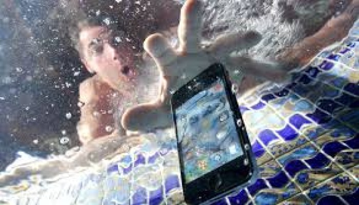 أهم 10 نصائح تحمي هاتفك من التلف بسبب الماء