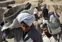 عمالة مؤقتة لسنوات بلا تثبيت.. حكومة تؤجل الاستقرار وتحمّل الفقراء ثمن العجز الإداري