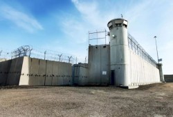 حماس تحذر من إجراءات سجن عوفر الجديدة.. قيود وكاميرات وجرب يطاردون الأسرى الفلسطينيين