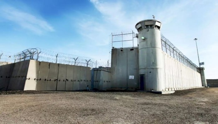 حماس تحذر من إجراءات سجن عوفر الجديدة.. قيود وكاميرات وجرب يطاردون الأسرى الفلسطينيين