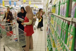 تراجع النفط عالميًا لا ينعكس على المصريين.. والحكومة تستبعد خفض أسعار البنزين