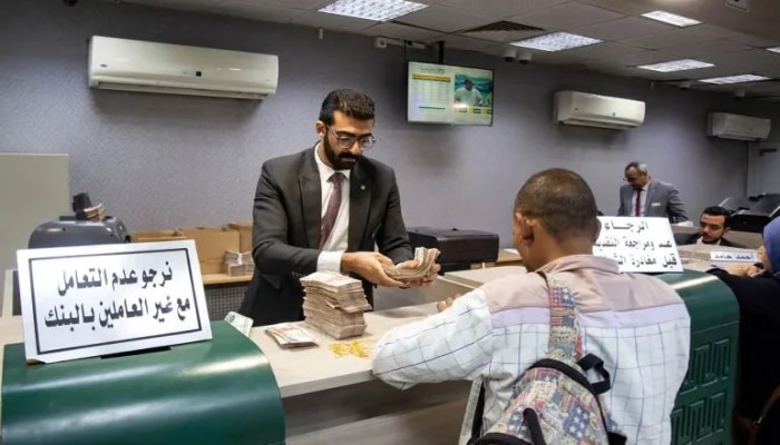 فخ الديون يبتلع المصريين.. هل تحول الاقتراض البنكي إلى بديل قسري للدخل الشهري الضائع