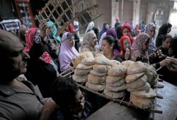مقامرة الرغيف الأخير.. هل ينهي الدعم النقدي شبكة الأمان لملايين الأسر المصرية