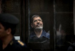 من افتعال الأزمات إلى قتله عمدًا بسجون الانقلاب.. الرئيس مرسي يدفع حياته ثمنًا للحفاظ على الشرعية