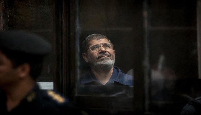 من افتعال الأزمات إلى قتله عمدًا بسجون الانقلاب.. الرئيس مرسي يدفع حياته ثمنًا للحفاظ على الشرعية