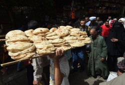 الدعم النقدي يطحن رغيف الفقراء.. والحكومة تفتح باب الغلاء وتساوم المصريين على الخبز