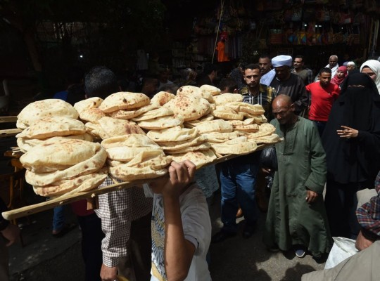 الدعم النقدي يطحن رغيف الفقراء.. والحكومة تفتح باب الغلاء وتساوم المصريين على الخبز