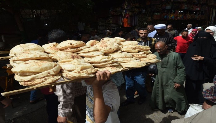 الدعم النقدي يطحن رغيف الفقراء.. والحكومة تفتح باب الغلاء وتساوم المصريين على الخبز