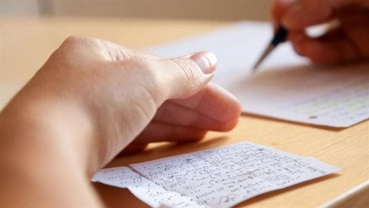 من لغز المفرش إلى شاومينج.. وزارة التعليم تفشل في محاصرة الغش بأول إمتحانات الثانوية العامة