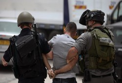 حملة قمع جديدة وتصعيد للمداهمات في الضفة.. الاحتلال يعتقل 14 فلسطينيا بينهم طفل