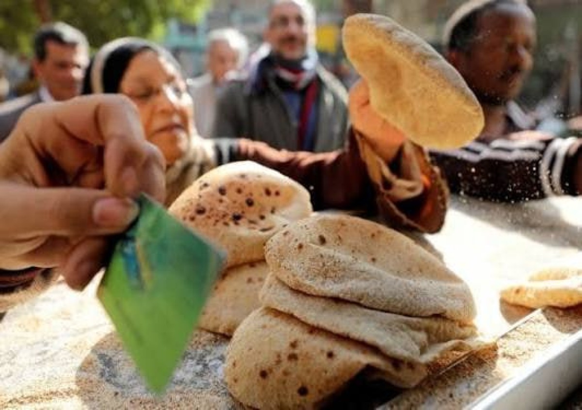 رغيف العيش يشعل غضب المصريين ضد السيسي.. هل تتكرر انتفاضة الخبز التي هزت السادات؟