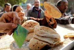 رغيف العيش يشعل غضب المصريين ضد السيسي.. هل تتكرر انتفاضة الخبز التي هزت السادات؟