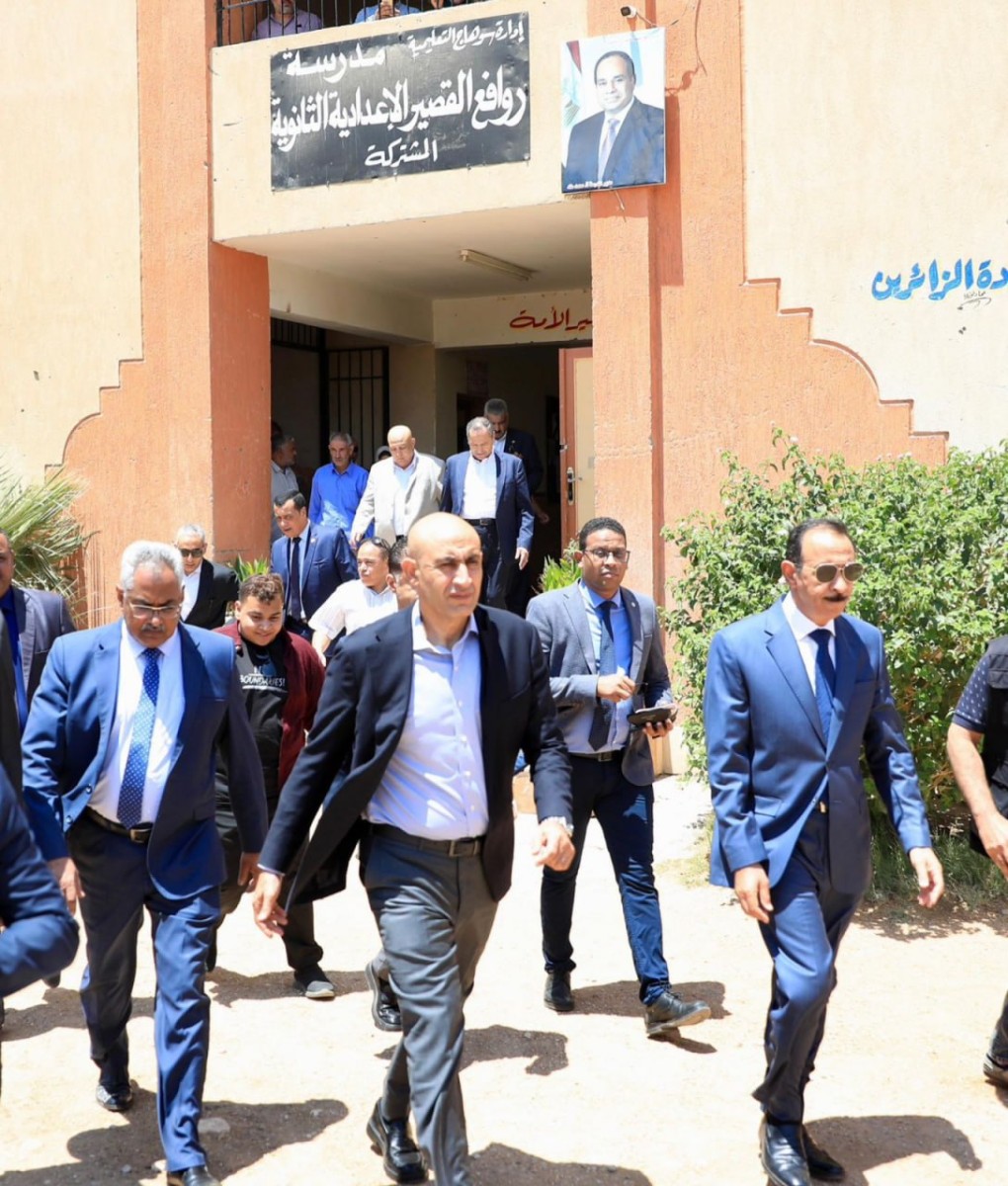 بعد شغب مدرسة الروافع في سوهاج محمد عبد اللطيف يصل متأخرًا ليعاقب الأهالي ويتجاهل فشله