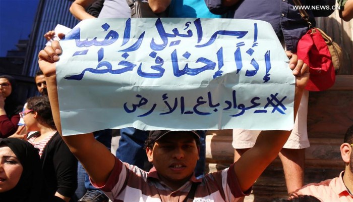 في جمهورية الخوف.. لماذا أصبح الناس أقل حديثًا في السياسة؟