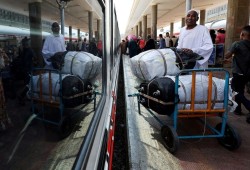 رويترز || لاجئون سودانيون يروون معاناة السجون المصرية وتصاعد عمليات الترحيل