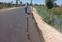 طريق قوص السبع عيون بمحافظة قنا يتصدع بعد ساعات من الرصف ويفضح فساد المحليات