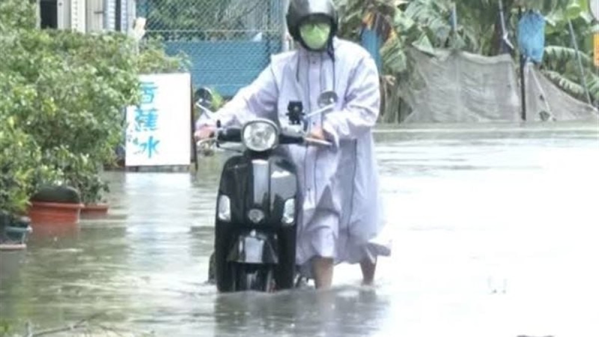 فيضانات اليابان تجبر أكثر من مليون شخص على النزوح.. وزلزال وعاصفتان يزيدون المخاوف