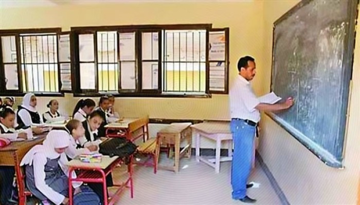 عجز 460 ألف معلم وأجور على أساسي 2014.. السيسي يفرغ المدارس من المدرسين ويجعلهم بلا كرامة